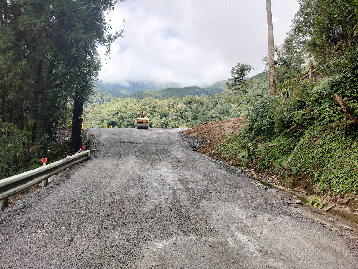 北橫公路台7線65K~85.5K (明池~百韜橋)路段，路斷近20天，今(9)日終於搶通便道。 圖：交通部公路總局/提供