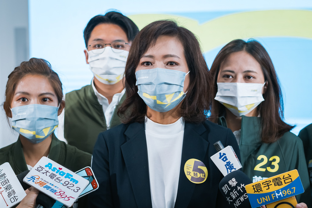 民進黨新竹市長候選人沈慧虹競選團隊今(9)日召開「高虹安的立院鍊金術」記者會。 圖：沈慧虹競辦提供