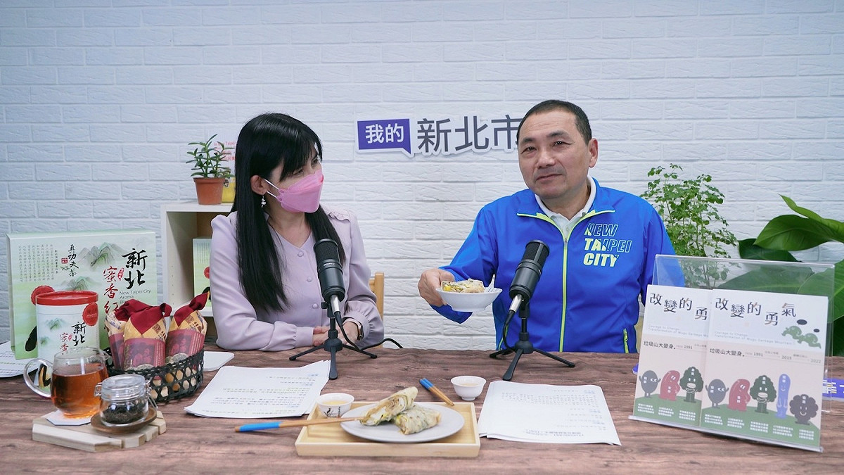 侯友宜品嘗新莊人氣爆漿蛋餅搭配三峽蜜香紅茶。 圖：新北市新聞局提供