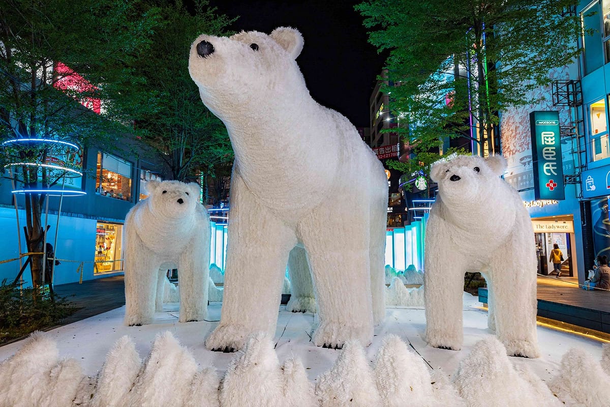 「北極熊」一家，白色的巨大身軀站在雪地裡閃耀，散發療癒又溫馨的氣氛，呆萌表情吸引眾多民眾路過時瘋狂拍攝。 圖：新北市觀旅局提供
