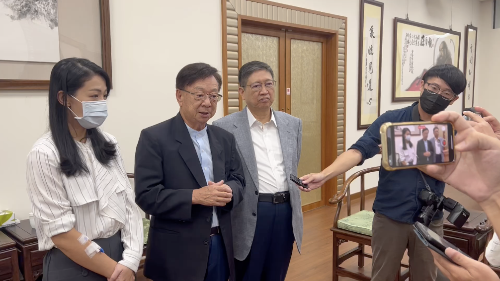 民眾黨新竹市長候選人高虹安（左）9日在聯電榮譽董事長宣明智（中）陪同下拜訪新竹縣長楊文科。 圖：高虹安競選團隊 / 提供（資料照）