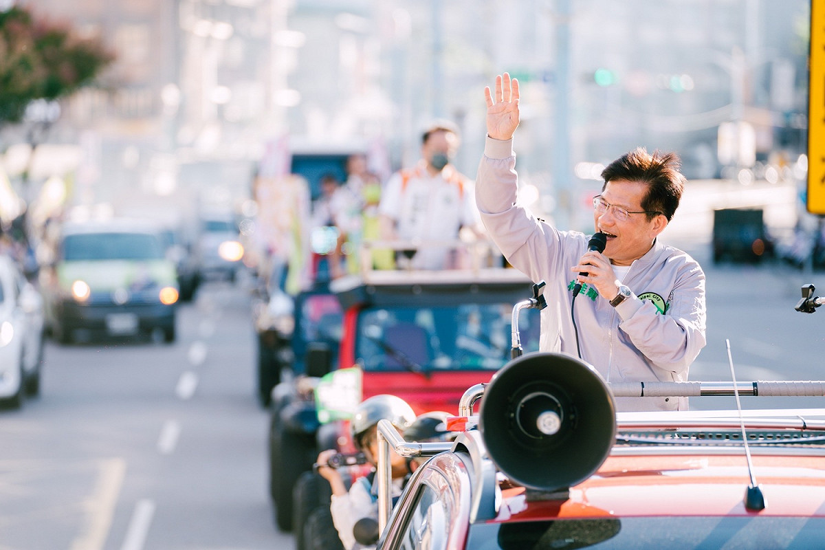 林佳龍說，因為選舉投票日越來越接近，最近車隊掃街時，大家對於車隊掃街都有非常熱情的反應。 圖：林競辦/提供