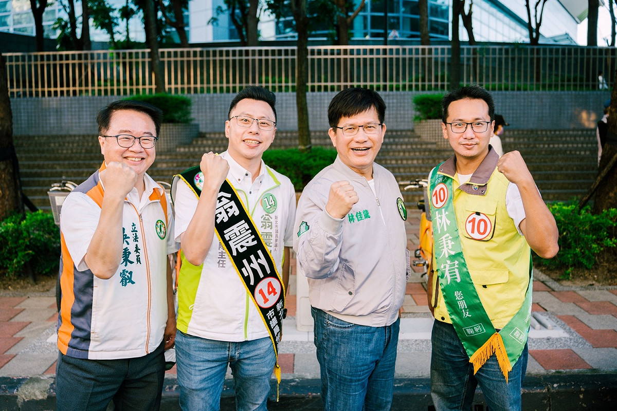 民進黨新北市長候選人林佳龍今(9)日在立法委員吳秉叡及議員候選人鍾宏仁、翁震州、林秉宥陪同下，於新莊區進行車隊掃街。 圖：林競辦/提供