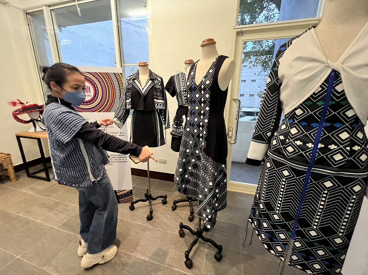 羅美菁讚嘆學生利用創意將原住民各族的文化面貌及工藝特色等元素予以創新應用。 圖：新北市原民局提供