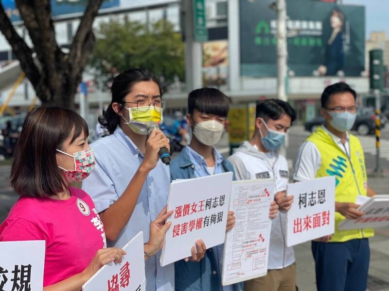 學生代表在民進黨民代陪同下批判戒嚴校規。 圖：林智鴻服務處提供（資料照）