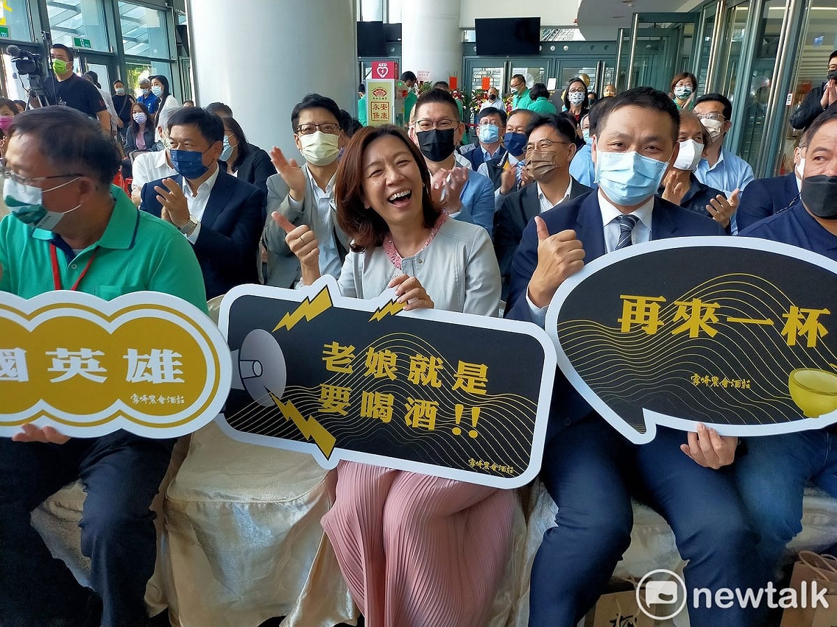 林靜儀拿到「老娘就是要喝酒！！」的手牌，頓時大笑。 唐復年/攝