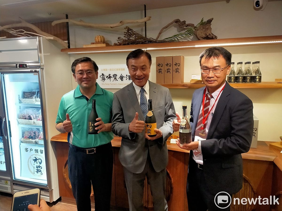 前後任農委會主委蘇嘉全、陳吉仲到場推薦霧峰農會酒莊的優質產品。 唐復年/攝