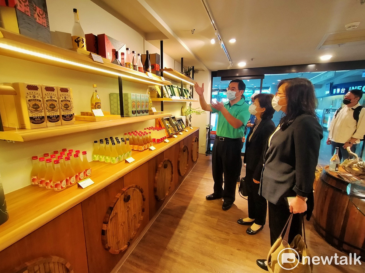 總幹事黃景建向來賓介紹霧峰農會酒莊的產品。 唐復年/攝