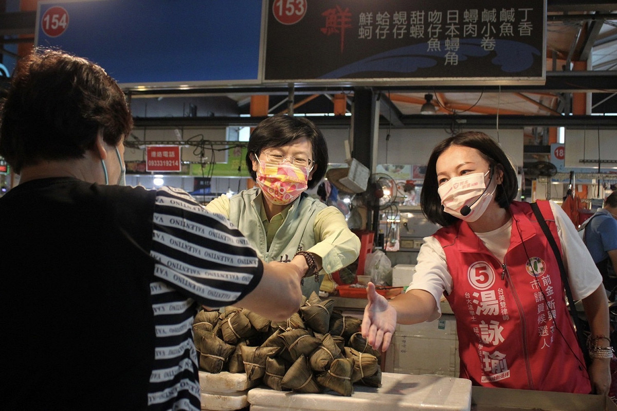 林岱樺(中)跨區輔選湯詠瑜(右)。 圖：湯詠瑜競總提供