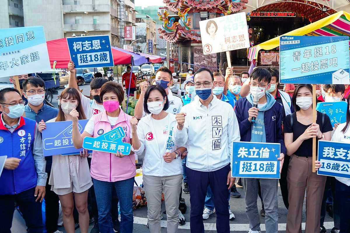 朱立倫(右三)陪柯志恩(中)橋頭黃昏市場掃街。 圖：柯志恩競辦提供