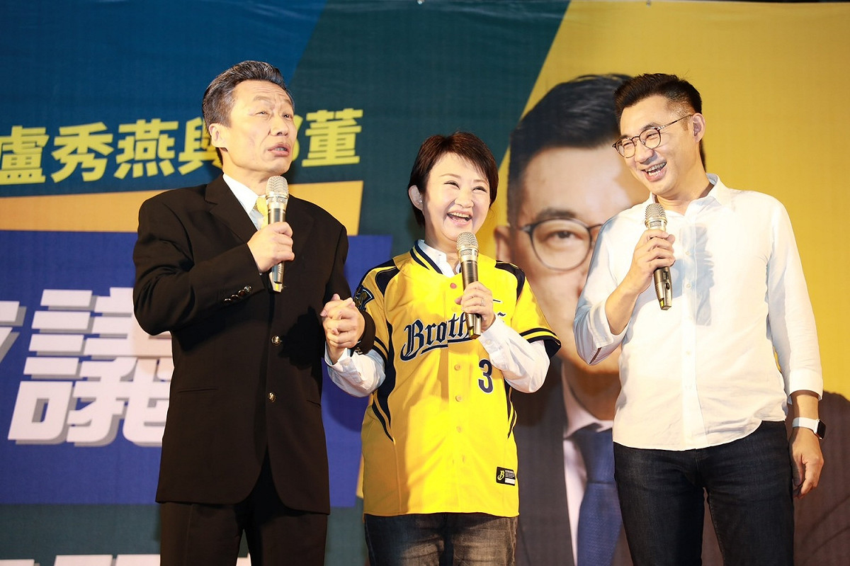 盧秀燕選擇與「郭董」同台，但刻意避開韓國瑜。 盧秀燕競選總部/提供