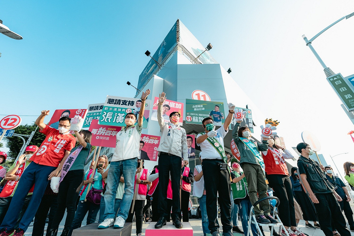 陳其邁(中)we8  率鳳山區市議員候選人站路口拜票。 圖：陳其邁競總提供