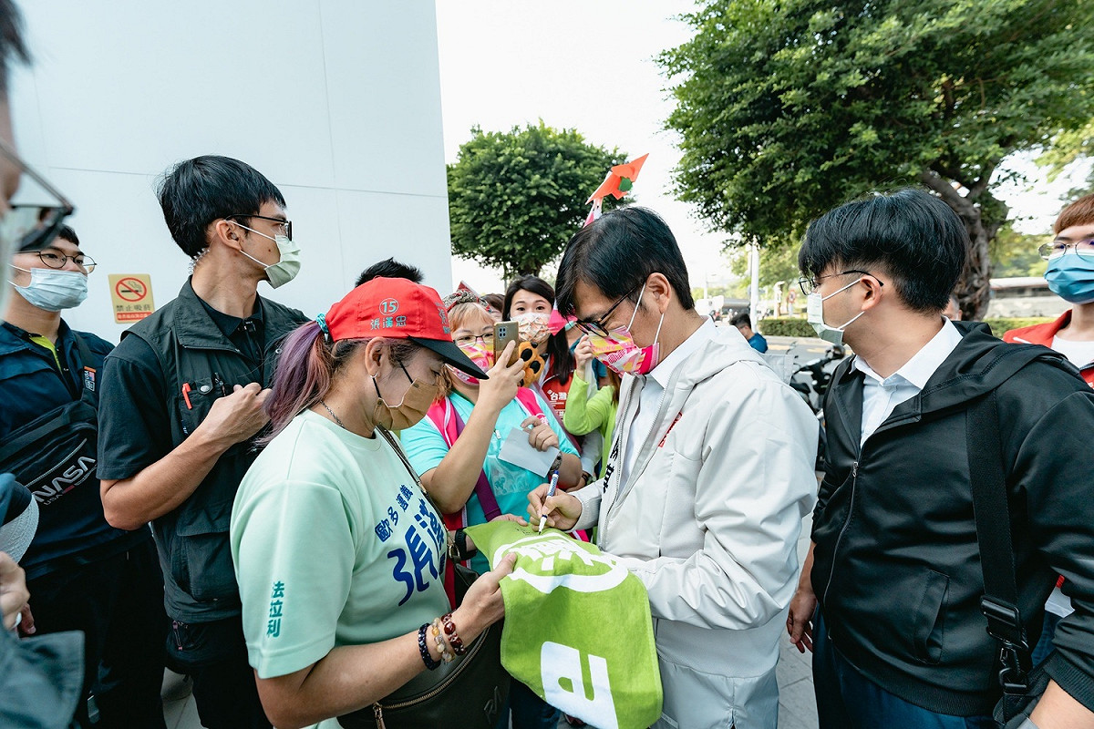 陳其邁為粉絲簽名。 圖：陳其邁競總提供