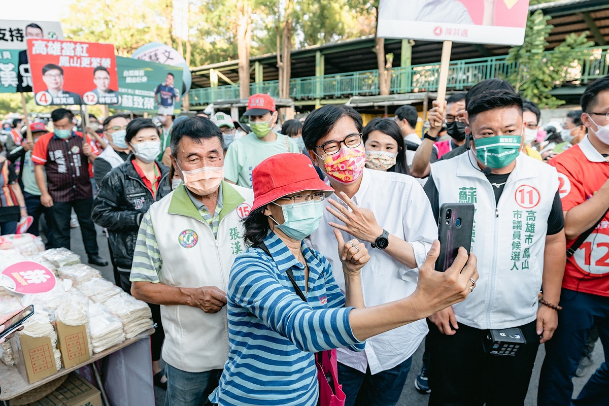 除其邁(中)與民眾玩自拍。 圖：陳其邁競總提供