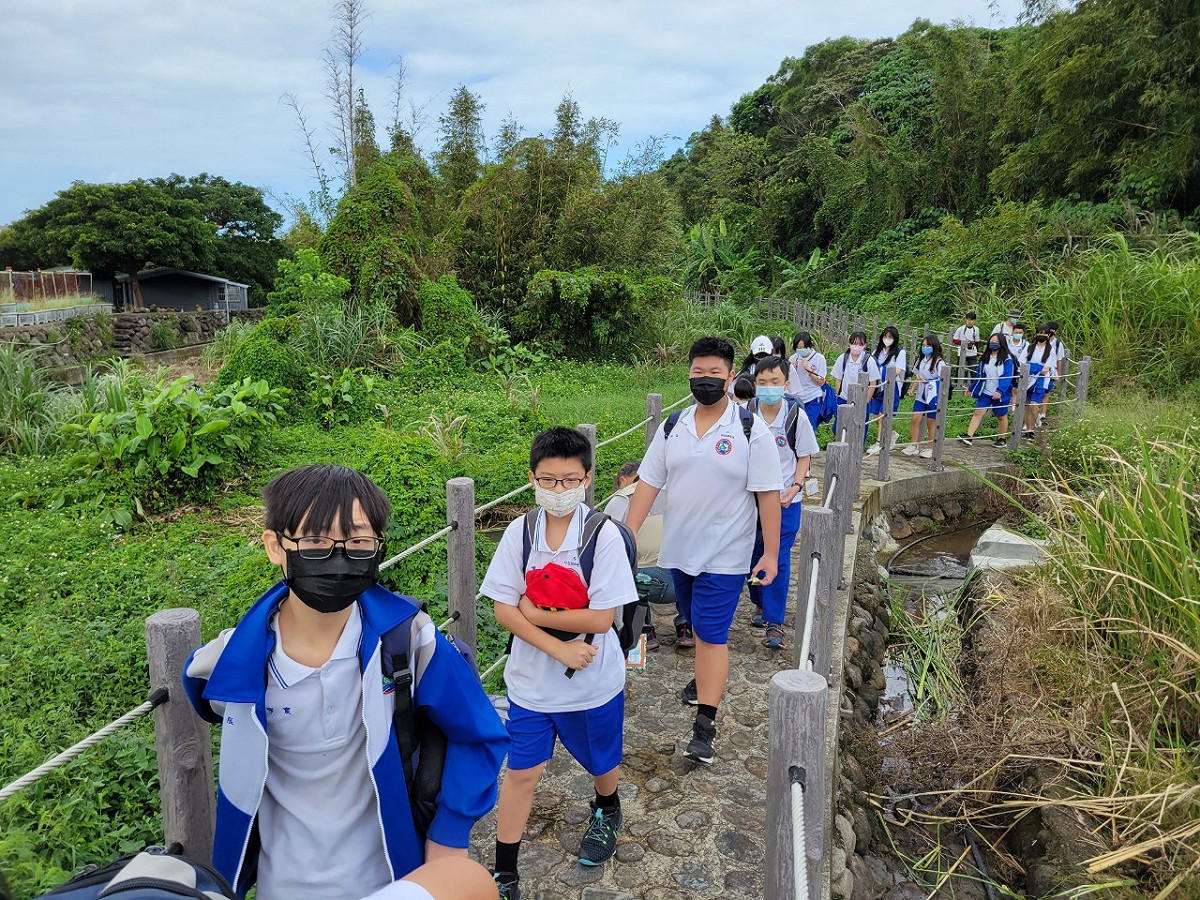 步行於公司田溪旁步道深訪周邊環境。 圖：新北市水利局提供