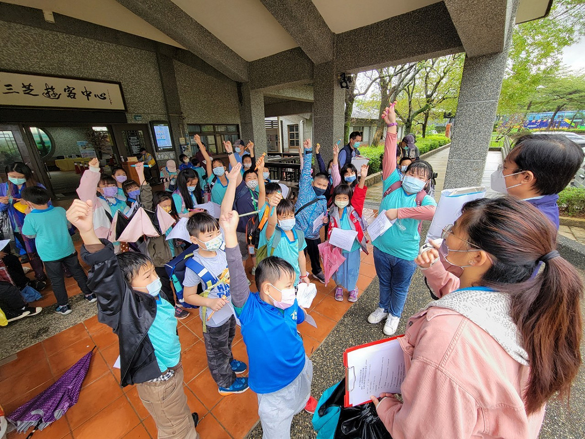 政風室廉政問答遊戲，同學們搶著舉手回答。 圖：新北市水利局提供