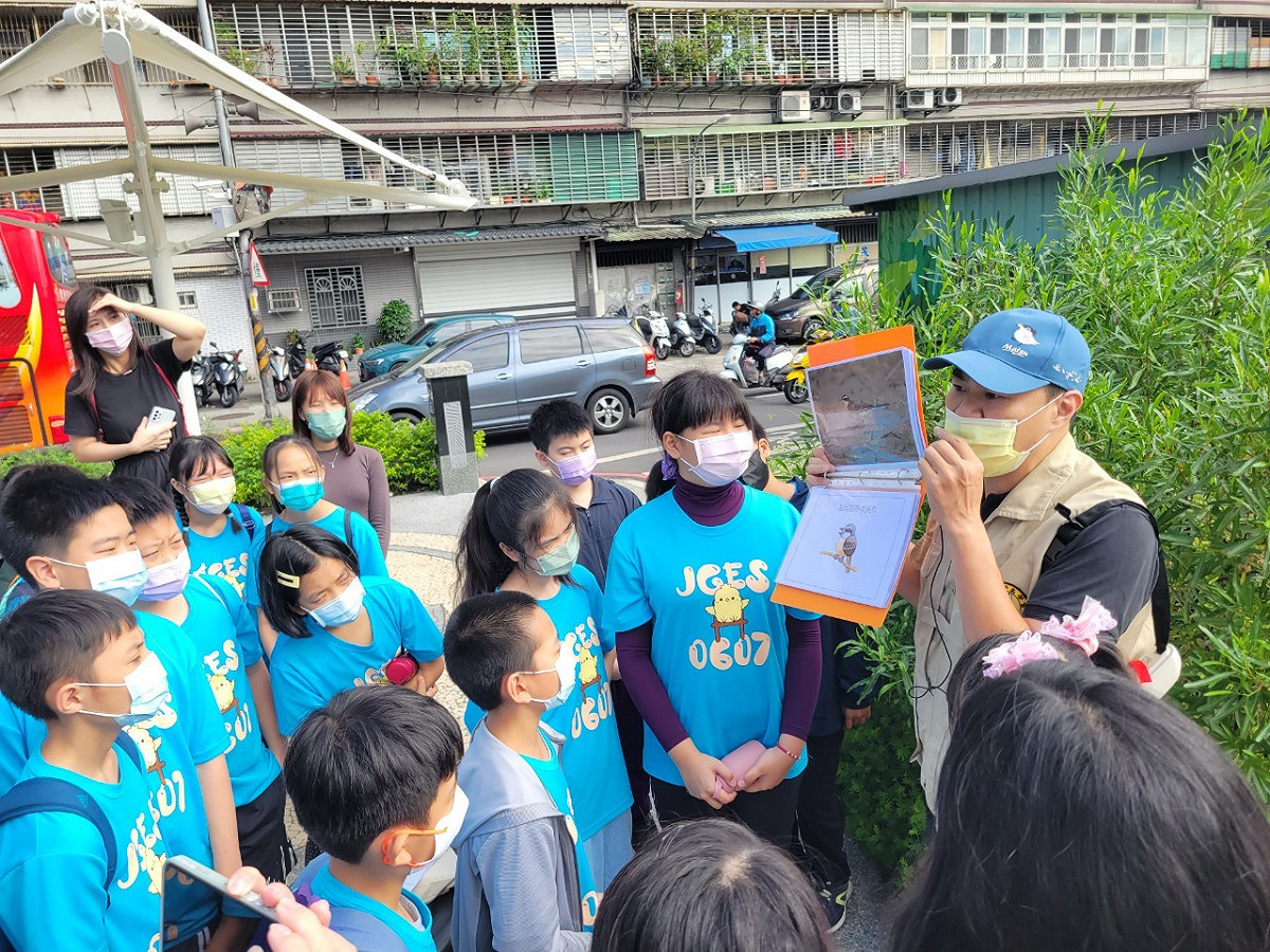 野鳥學會透過教學圖卡進行常見鳥類介紹。 圖：新北市水利局提供