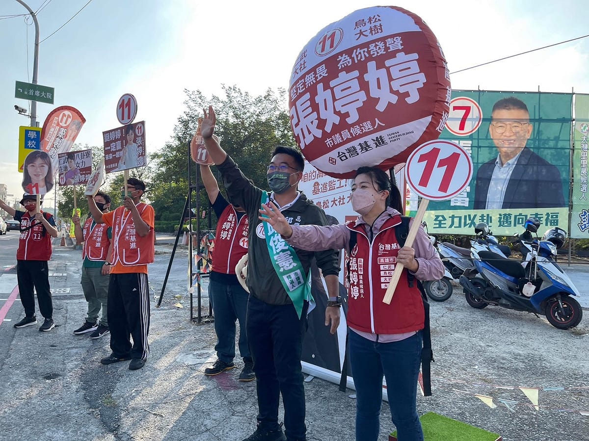張婷婷(右一)指有人接到冒名電話指定「分票」予特定候選人。 圖：台灣基進提供（資料照）