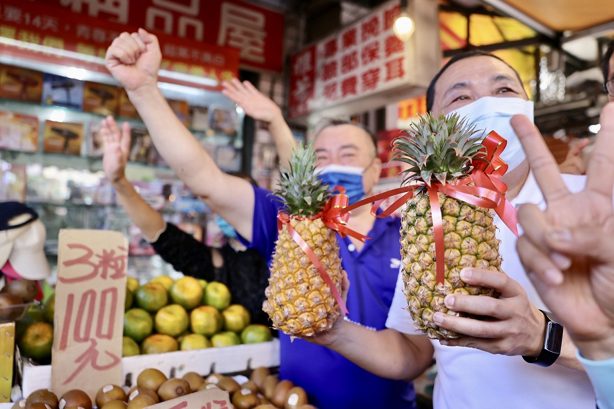侯友宜到蘆洲市場拜票及蘆洲湧蓮寺參拜，民眾送上旺來。 圖：侯友宜選辦提供