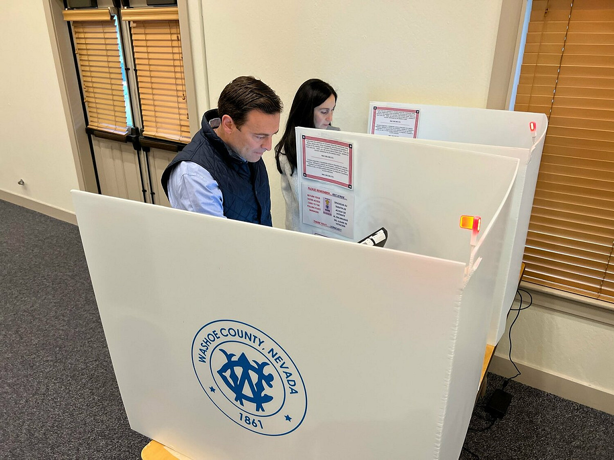 內華達州參議員選舉，共和黨候選人、該州前檢察總長亞當·拉克索爾特  (Adam Laxalt) 投票。 圖:翻攝自Adam Laxal推特（資料照）