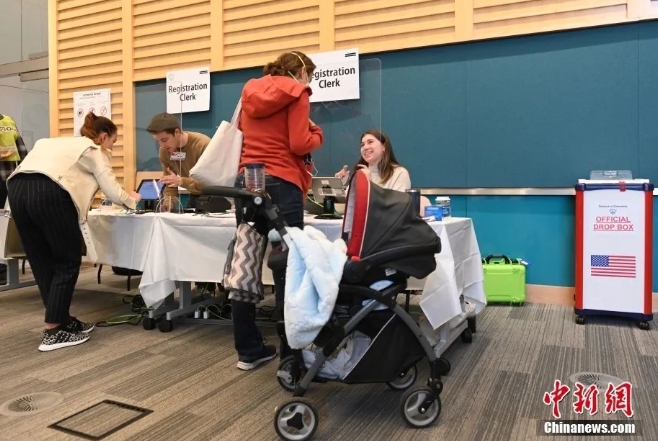 美國期中選舉，選民到投票所投票。 圖 : 翻攝自中新網