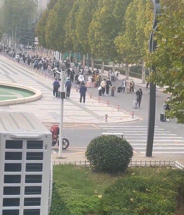 黃河科技學院 8 日傳出有大批學生帶行李要離校。 圖:翻攝自微博