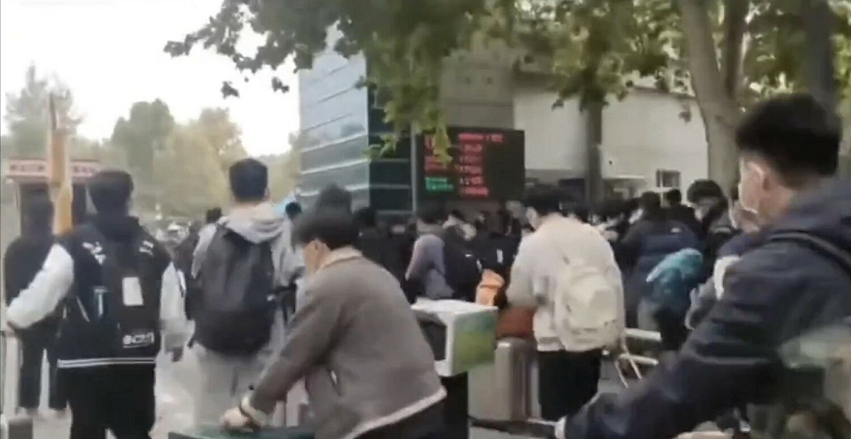 黃河科技學院 8 日傳出有大批學生走向校門。 圖:翻攝自微博