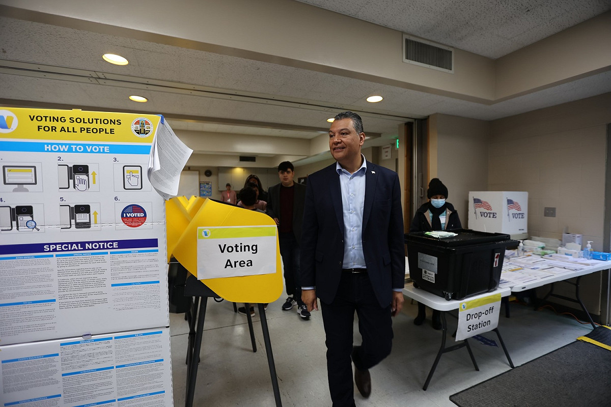 加州民主黨參議員亞力克斯·帕迪拉（Alex Padilla）稍早前往投票畫面。 圖：翻攝自帕迪拉推特