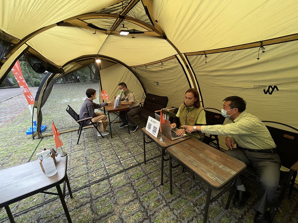 八仙山以「露營風格」搭建臨時服務區。 圖：東勢林區管理處／提供