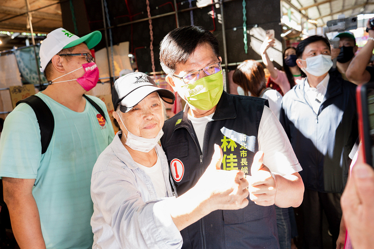 林佳龍今(10)日正式解除自主健康管理後，於三重區力行市場掃街拜票。 圖：林競辦提供