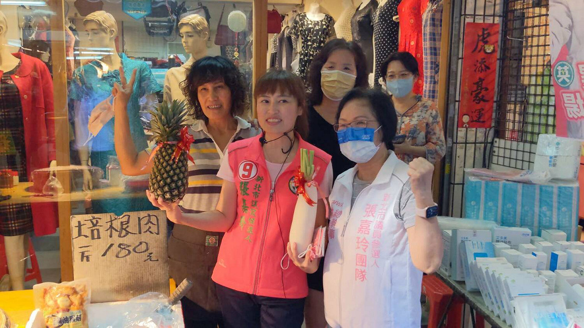 新北市中和區議員候選人張嘉玲，今(10)日上午合體競選總部的總幹事、也是前新北市議員林秀惠，前往中和區勝利市場掃街拜票。 圖：張嘉玲辦公室提供