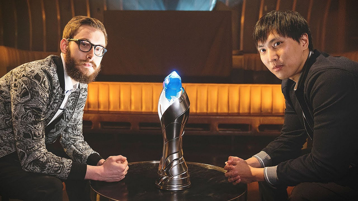 Travis還說另一位傳奇選手、Doublelift(右)的老隊友Bjergsen(左)將與他共同組隊，繼續征戰LCS。如果上述消息成真，對於LCS來說勢必掀起一陣新的話題。 圖：翻攝自YouTube/LoL Esports