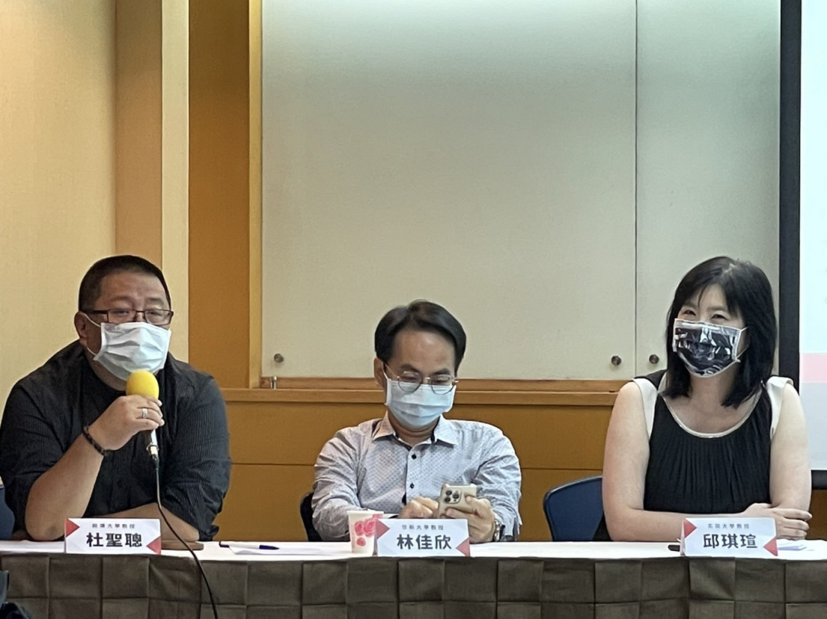 「2022年電視選舉新聞學者監測聯盟」針對全台12家有線和無線電視台，從10月29日至11月04日做出一週的監看統計，今（10）天召開記者會公佈第四次觀測結果。 圖：「2022年電視選舉新聞學者監測聯盟」提供
