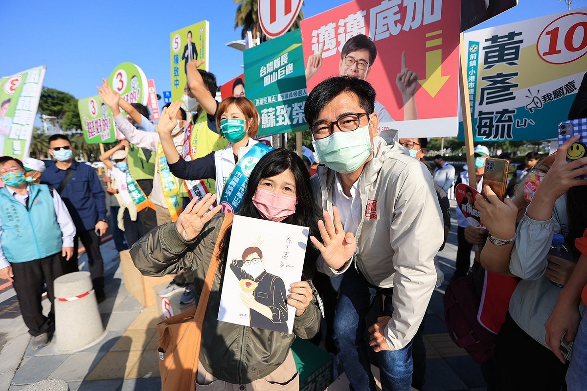 女粉絲帶陳其邁文青畫像合照。 圖：陳其邁競總提供