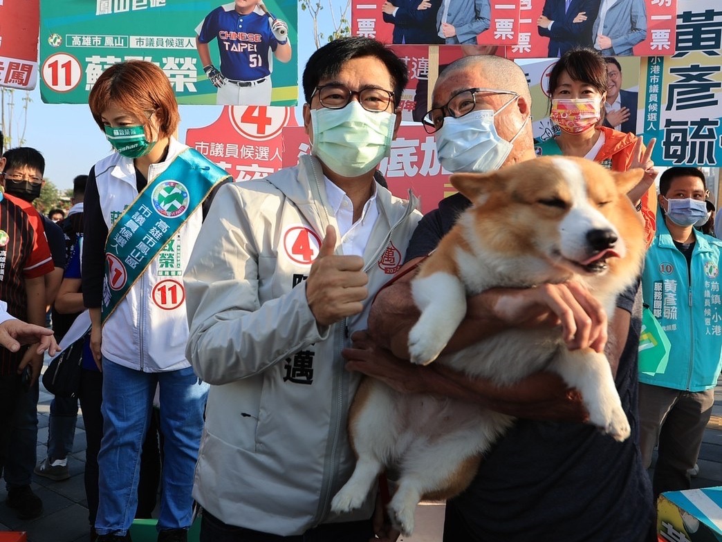 氣爆傷者抱著愛犬為陳其邁加油。 圖：陳其邁競總提供