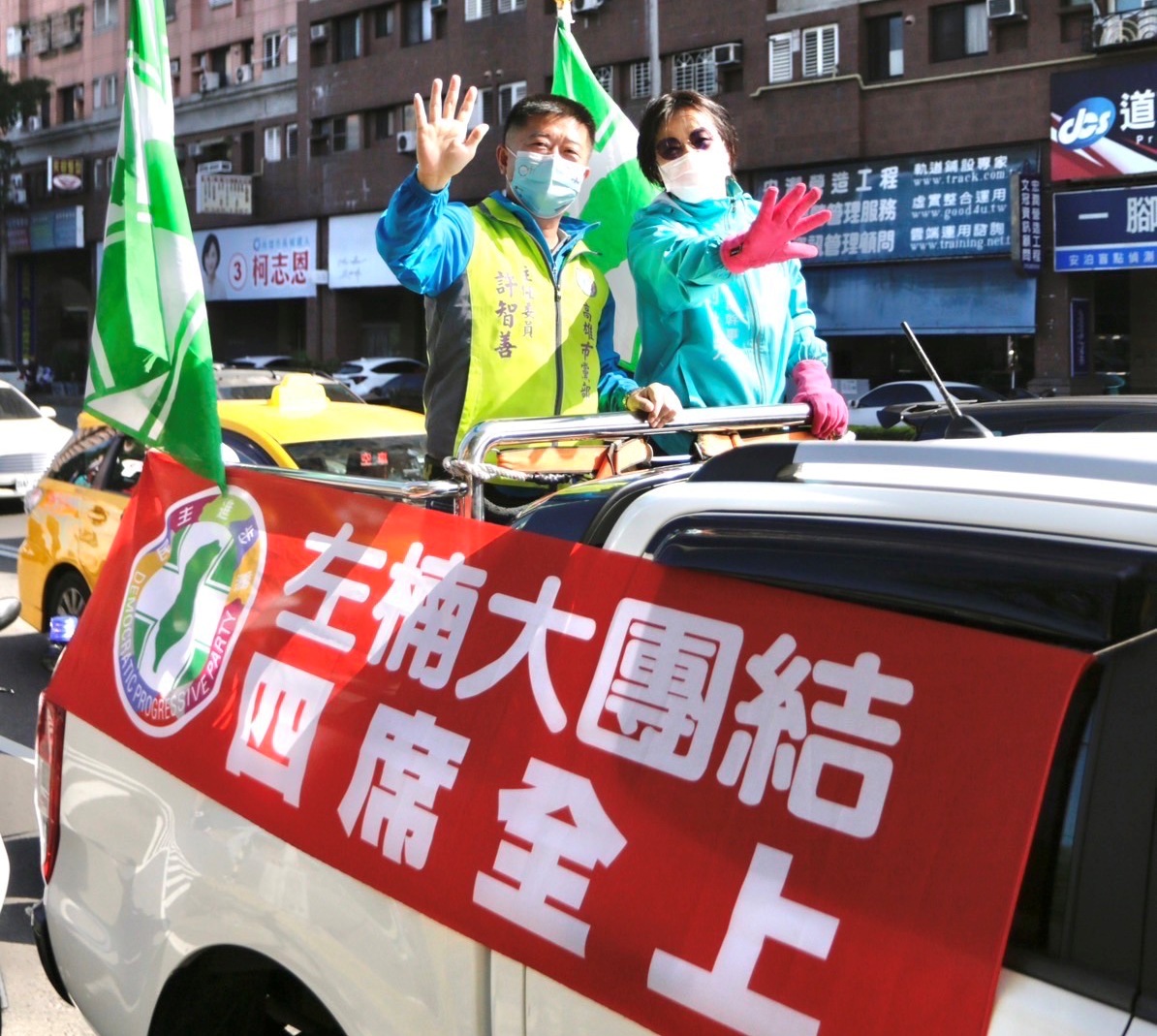 劉世芳(右)、許智善帶頭車掃。 圖：民進黨高市黨部提供