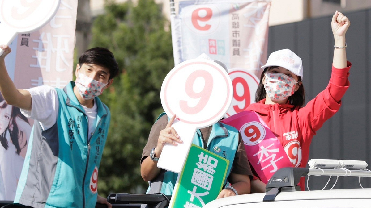 李雅慧(右)掃街。 圖：民進黨高市黨部提供