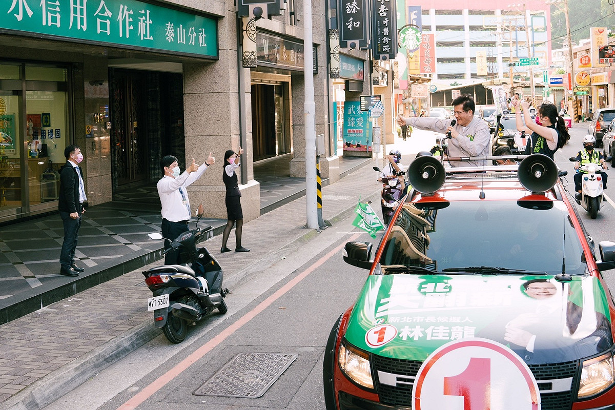 有不少市民鄉親專程出門迎接車隊，沿途也有行人和駕駛人向車隊比讚、高呼「凍蒜」。 圖：林競辦提供