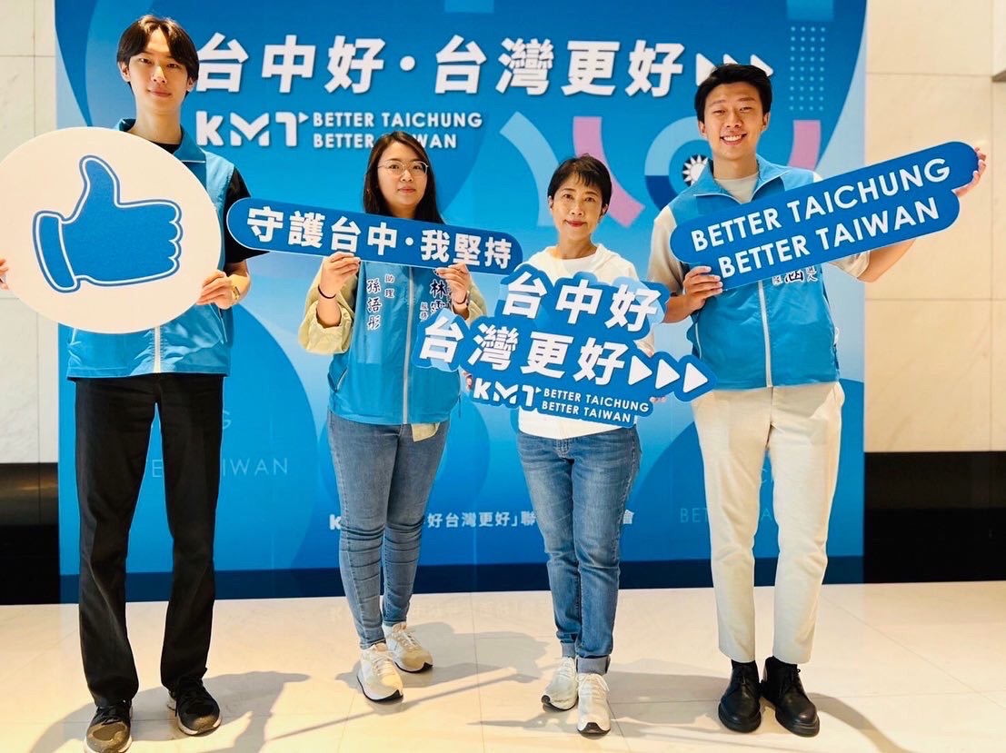 林霈涵的兒子劉廷軒（右一）為媽媽寫了《再出發》。 林霈涵競選總部/提供