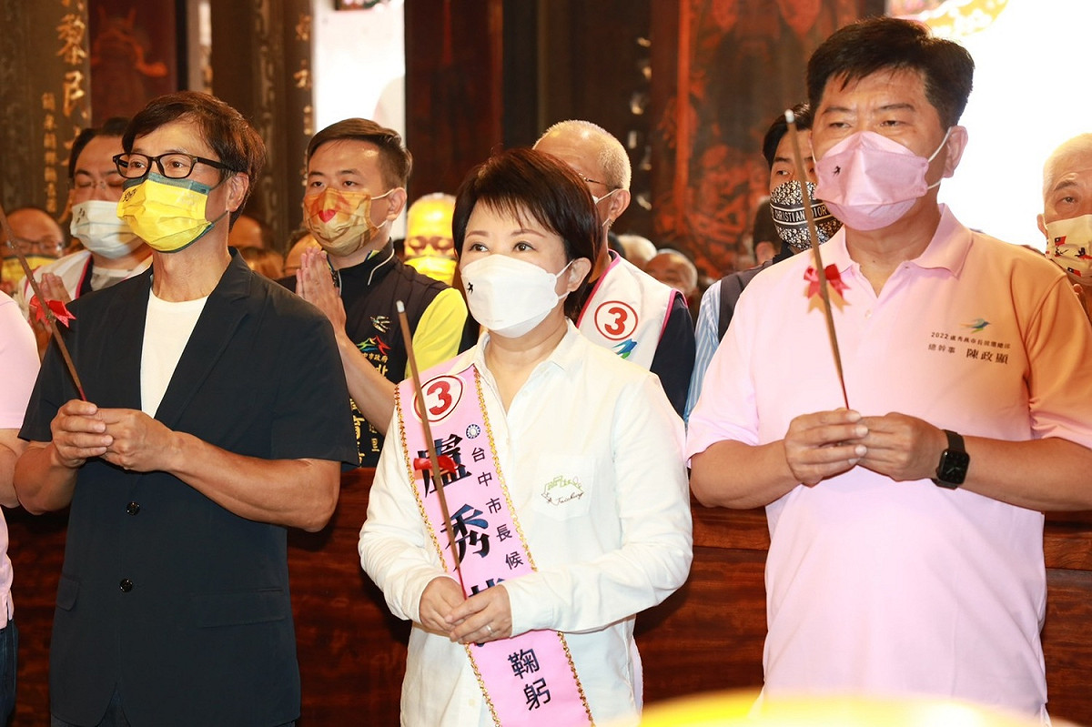 盧秀燕在元保宮參拜後，選戰正式起跑。 盧秀燕競選總部/提供