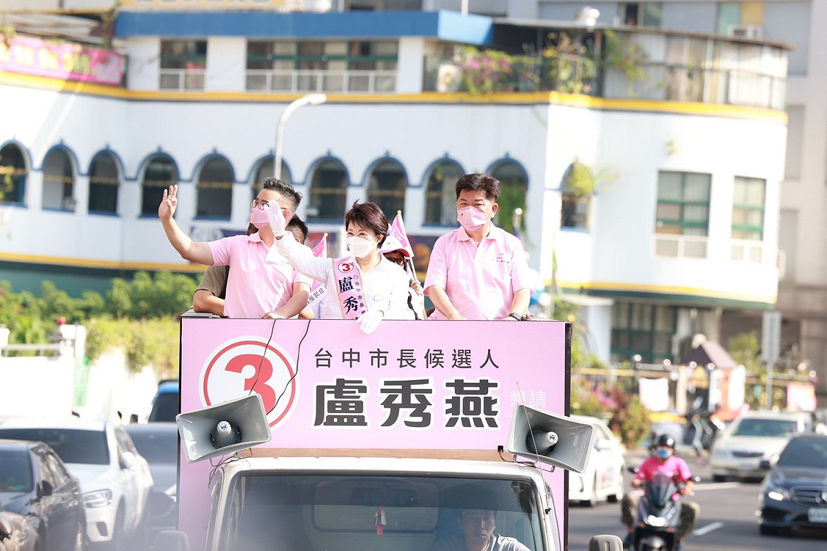 盧秀燕站上戰車向選民拜票。 盧秀燕競選總部/提供