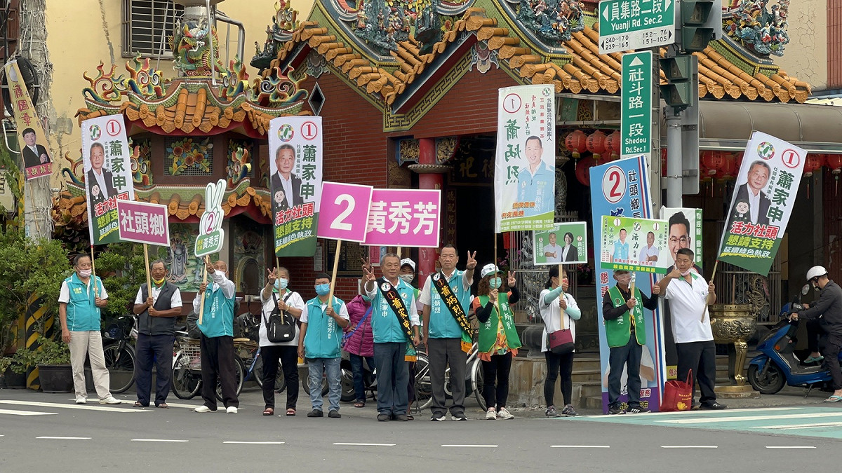 民進黨同步在彰化26個鄉鎮市站路口拜票，展現團結氣勢。 黃秀芳競選總部/提供