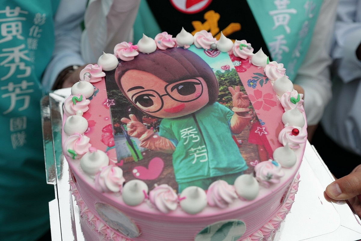 今天是黃秀芳和後援會總會長陳永昌生日，後援會幹部送上一個秀芳娃娃蛋糕，讓黃秀芳十分驚喜。 黃秀芳競選總部/提供