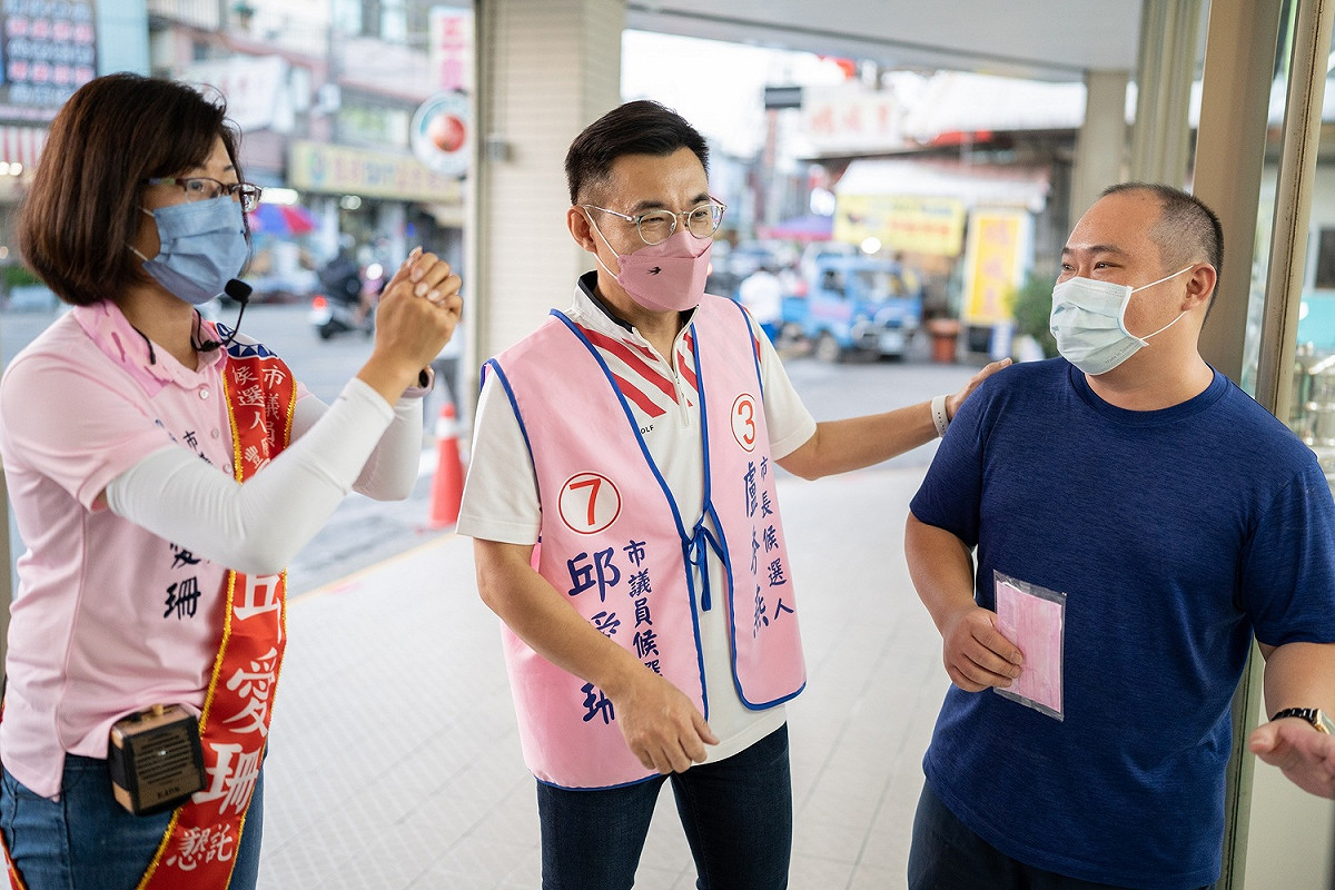 江啟臣陪同邱愛珊拜票。 邱愛珊競選總部/提供