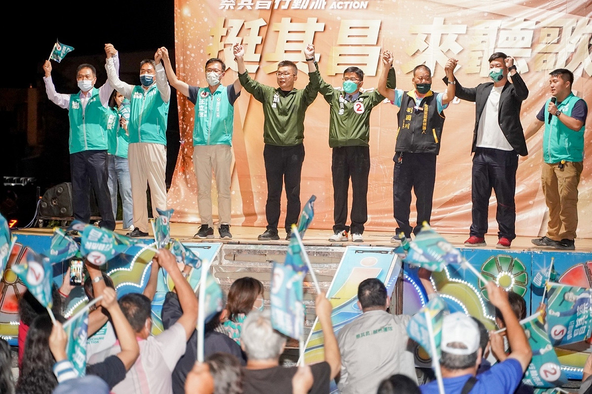 蔡其昌回防海線，高喊「海線出市長、故鄉大發展」。 蔡其昌競選總部/提供