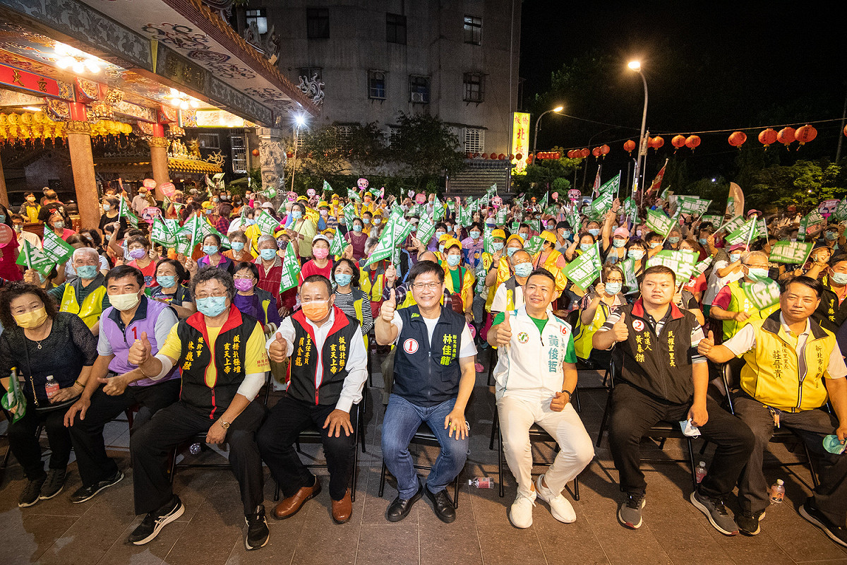 林佳龍參加新北市議員黃俊哲舉辦的戶外開講活動，包括立委羅致政、張宏陸、黃俊哲父親、前議員黃忠信都到場助講。 圖：林競辦提供