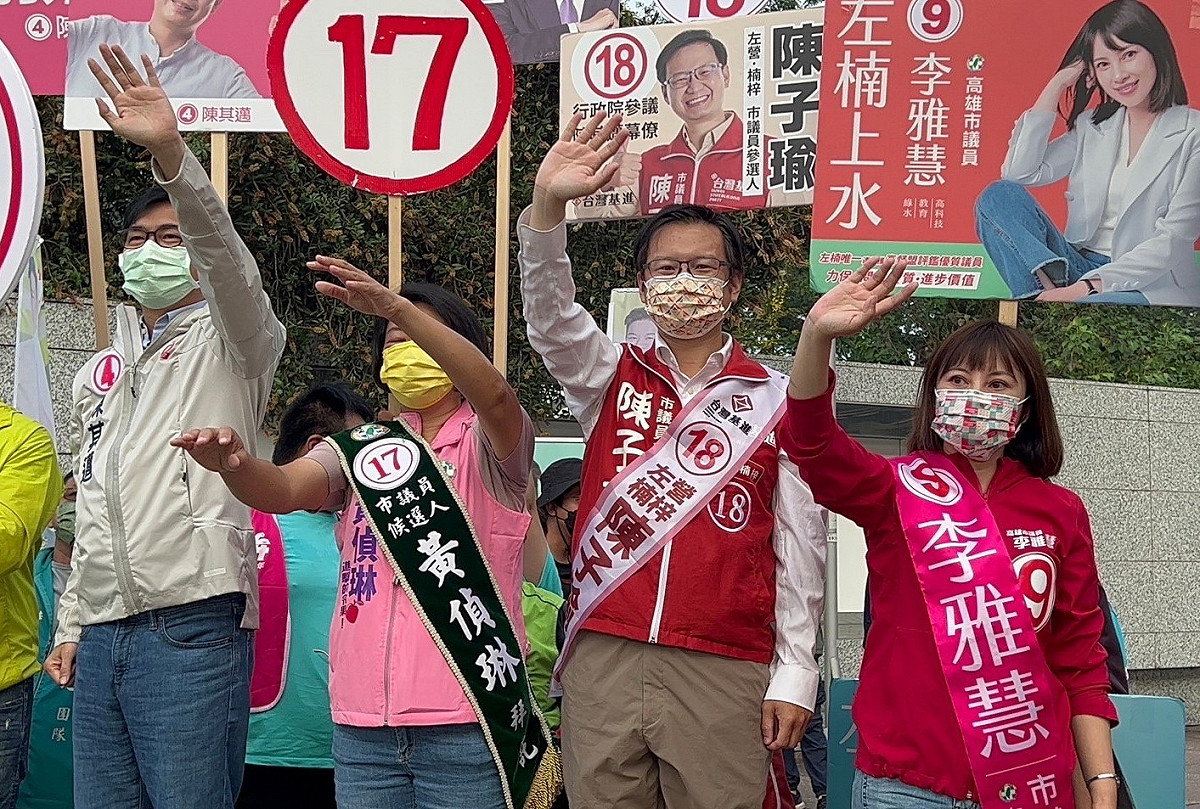陳其邁(左一)不分黨派，也為基進陳子瑜(右二)輔選。 圖：陳子瑜提供