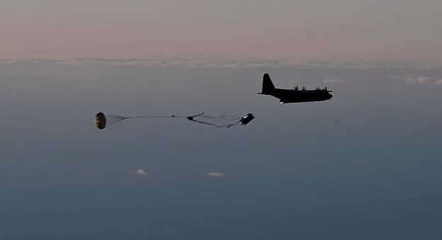 美國特種作戰部隊通過一架 C-130 戰略運輸機空投遠程導彈進行發射。 圖 : 翻攝自美國北約司令部
