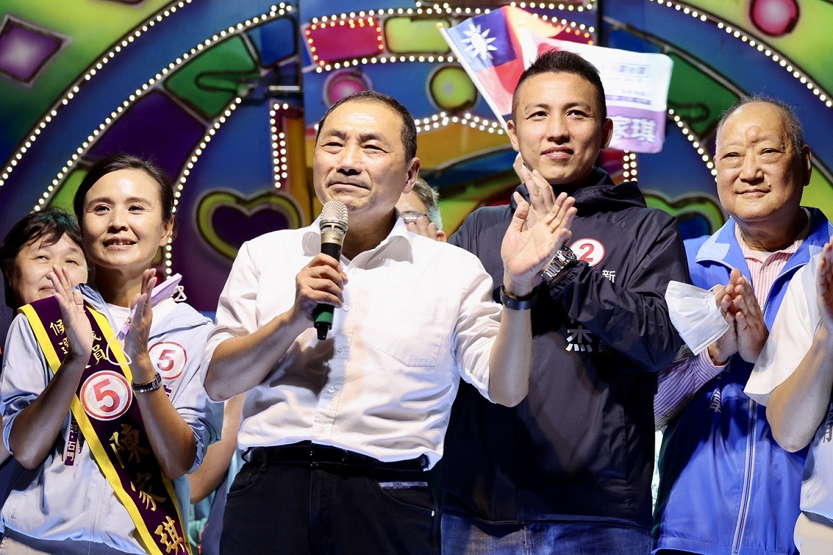 侯友宜也向大家推薦新北市議員陳偉杰、新北市議員參選人陳家琪，並表示，北海岸是傳承做最好的地方，希望鄉親們可以全力相挺為地方好好做事的人，讓年輕人和市長一起來拚，繼續建設北海岸。 圖：侯選辦提供