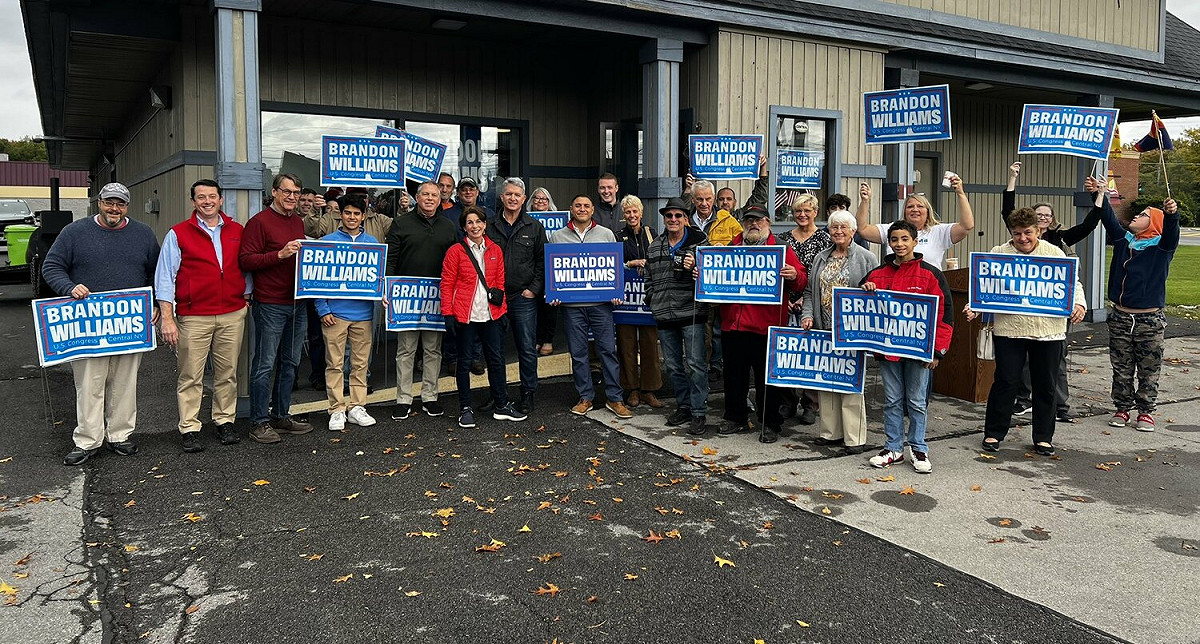 美國期中選舉紐約州眾議員第 22 選區，共和黨退役軍人威廉斯（Brandon Williams）的支持者。 圖：翻攝自威廉斯推特